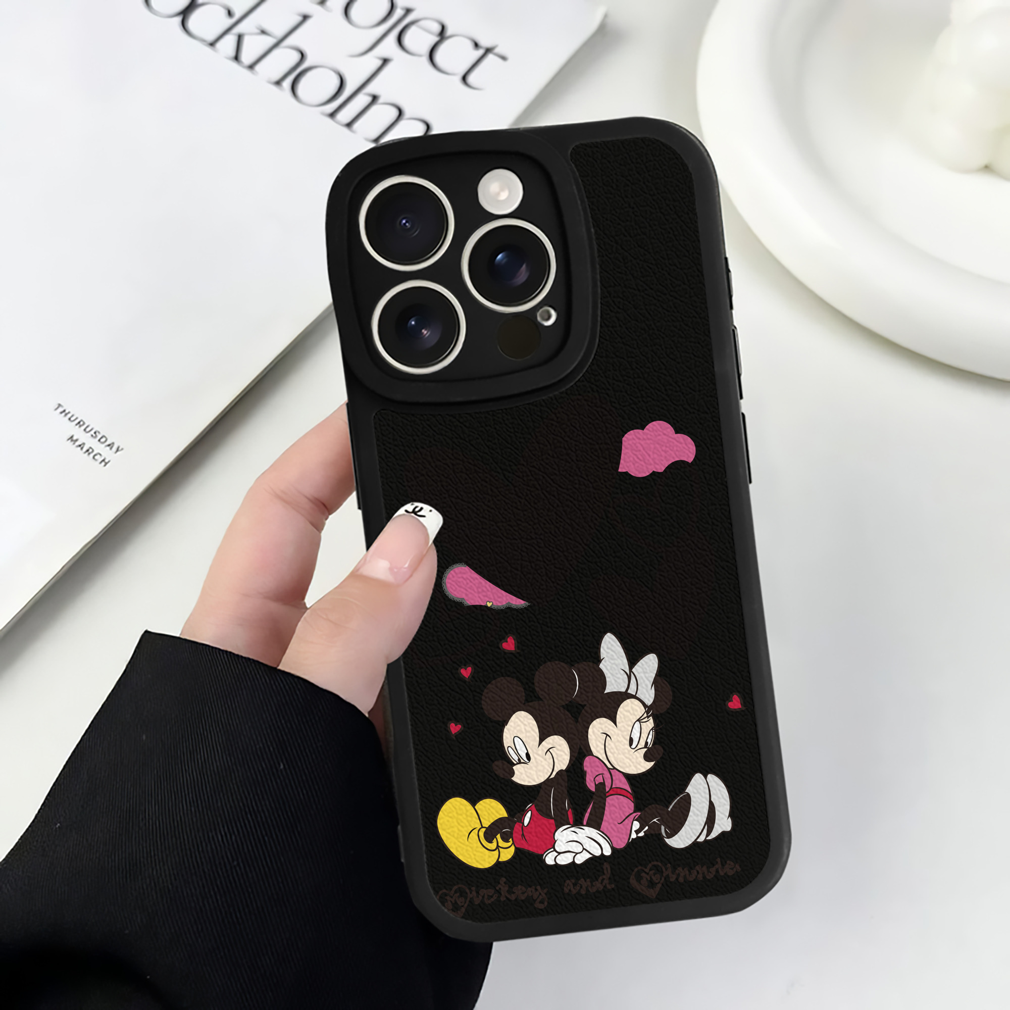 （画像用） ミッキーマウス Mickey Mouse 【iPhone 16シリーズ対応】シリコンスマホケース（レザー調） 材質：シリコン